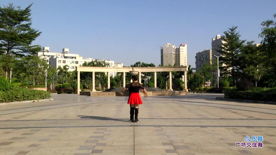重庆两女子游乐场排队时打人,重庆两女子游乐场排队时打人广场舞再唱山歌给党听